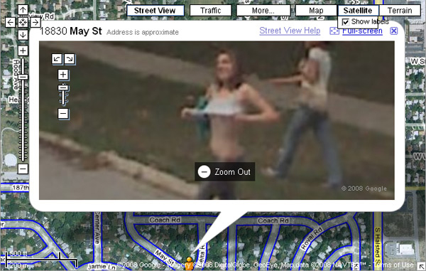 Google Street View - Toples a la cámara (ocasiono un choque)