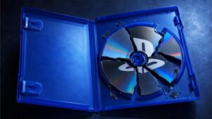 Disco físico de PlayStation 5 roto en pedazos dentro de su caja