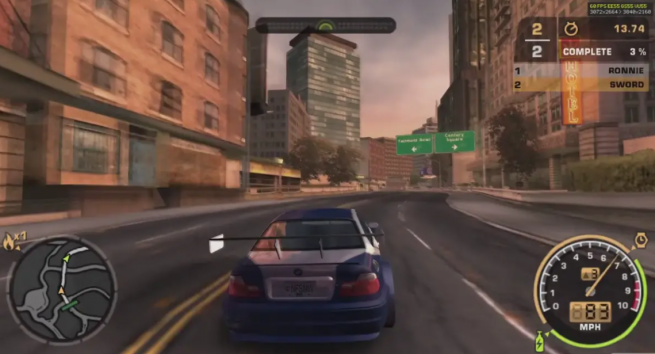 Juego de carreras de PS2 con un BMW en una calle de la ciudad, ejecutándose en PS5SX2