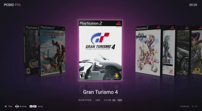 Repisa de portadas de PS5SX2 con juegos de PS2 como Gran Turismo 4 y God of War 2 seleccionables desde la consola
